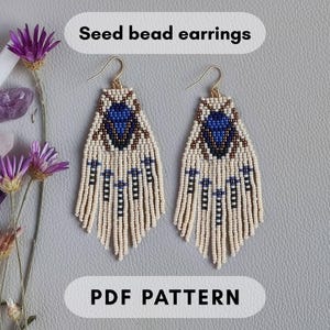 Puede incluir: Pendientes de cuentas de semillas con un diseño geométrico. Los pendientes presentan un fondo crema con detalles azules y marrones. Están hechos con pequeñas cuentas y tienen flecos. El texto "PDF PATTERN" está en la parte inferior.