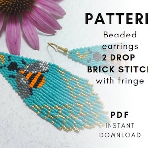Può includere: Uno schema di orecchini con perline con una frangia turchese e dorata e un motivo a forma di ape. Lo schema è per 2 orecchini a punto mattoni a 2 gocce ed è disponibile per il download immediato in PDF.