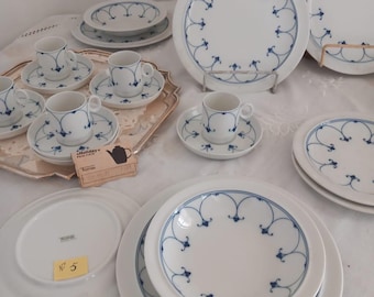 Un juego de 101 piezas de exquisita porcelana con Kiruna Blue-Mittsomer.