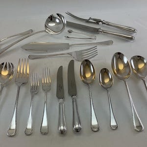 Komplettes Besteck-Set für 12 Personen, inklusive Fischesser & Servierstücke, und Federkante