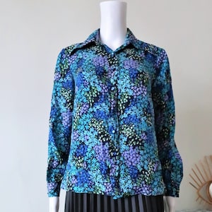 Vintage silk blouse shirt with ditsy floral print in aqua colors and large pointed collar millefleurs boho 1970s 70s