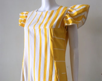 Abito lungo vintage finlandese Fenno-Sport a righe gialle in cotone con maniche a volant, modello a trapezio, anni '70, prodotto in Finlandia.