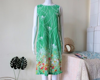 Vestido midi vintage con estampado floral de pradera de flores silvestres coloridas y ribetes en contraste de los años 70.