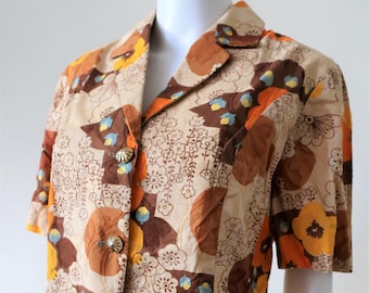 Vintage floral print blouse shirt with large golden buttons 1970s 70s