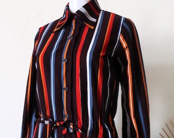 Abito lungo vintage in cotone Marimekko Finlandia con motivo a righe audaci e coulisse in vita, anni '70