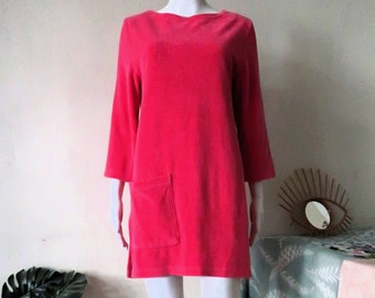 Minivestido túnica vintage de Marimekko Finland, color rosa frambuesa, de tela de rizo, con bolsillo delantero, de los años 2000.