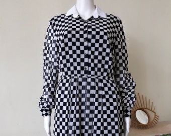 Vestido camisero midi vintage de algodón con estampado de cuadros y cuello en contraste, estilo preppy de los años 80.