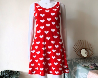 Vestido mini skater vintage de tela de rizo hecho a mano en rojo con estampado de corazones blancos, década de 2000 y 2000