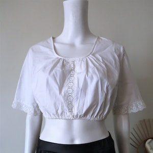 Blouse courte en trachten en coton blanc autrichien vintage avec détails en dentelle au crochet des années 90