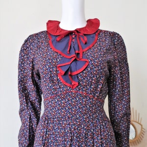 Vintage Mid Century Prärie Kleid aus Baumwolle mit Peter Pan Kragen und Rüschen Latz Front Cottagecore 1980s Deadstock