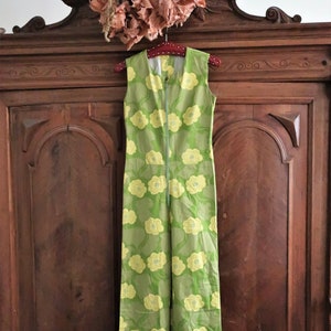 Vintage groene katoenen mouwloze jumpsuit met bloemenprint, rits aan de voorkant en wijde pijpen, jaren 70 en 70