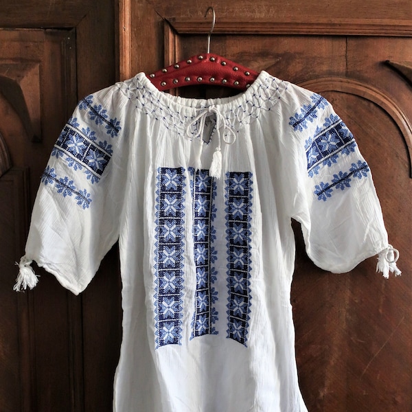 Vintage Indian folkore peasant cotton blouse top with embroidery and tie band Ethnic Bohemian Hippie Festival 1990s 90s made in India