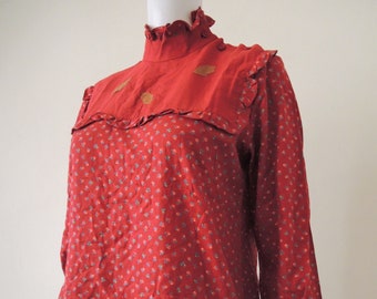 Vintage red prairie blouse with berry print ruffles neck and leaf appliques Bohemian New Romantic 1980s 80s made in Italy