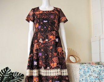 Vintage Kaunotar Finn Fashion floral midi dress flower power with lace border 1970s 70s