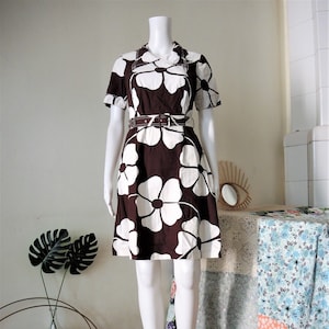 Finnish Vintage Merry Finn brown cotton dress with pop art floral flower print pattern large pointed collar and belt 1970s made in Finland