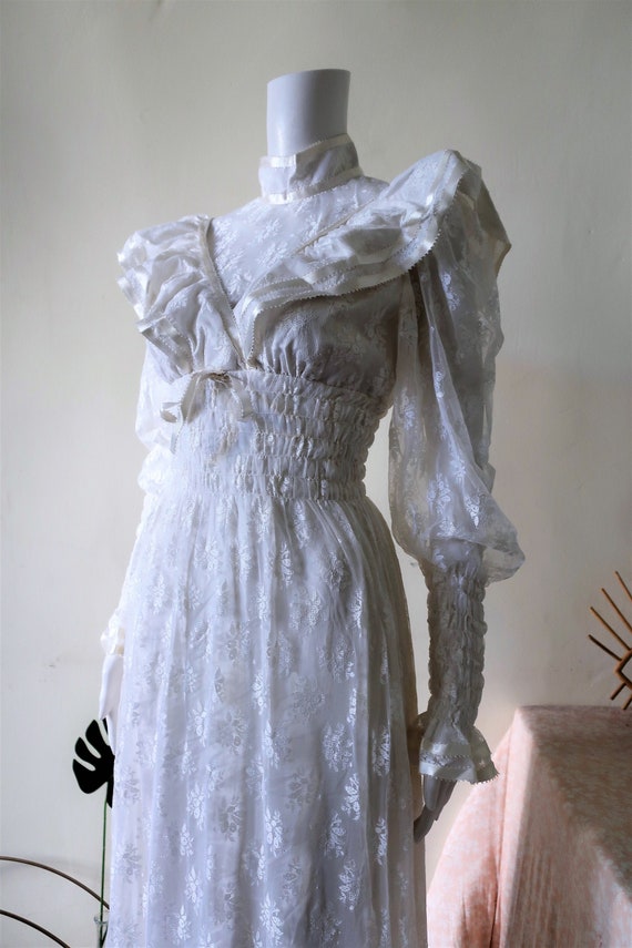 Vintage white Victorian bohemian bride gown maxi d