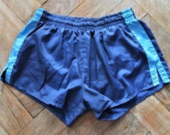 German Vintage Trigema donkerblauwe satijnen hardlooptrainingsshort met opvallende zijstrepen, achterzak en binnenslip jaren 90 en 90 made in Germany