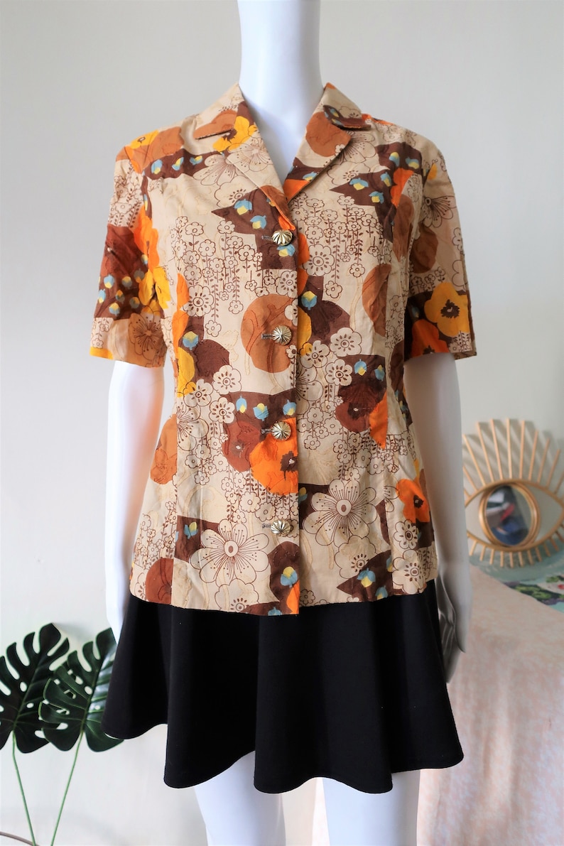 Vintage floral print blouse shirt with large golden buttons 1970s 70s