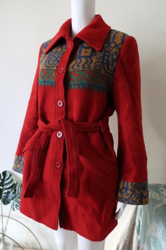 Vintage Gil Bret Wollmantel Jacke rot mit Gürtel Folklore Details