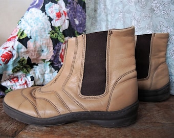 Max & Co caramel leather chelsea boots with decorative stitching 1990s 90s early 00s made in Italy