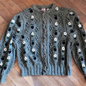 Maglione cardigan in maglia di lana trachten Lanz originale vintage austriaco con ricamo floreale a rombi e maniche a sbuffo, anni '80