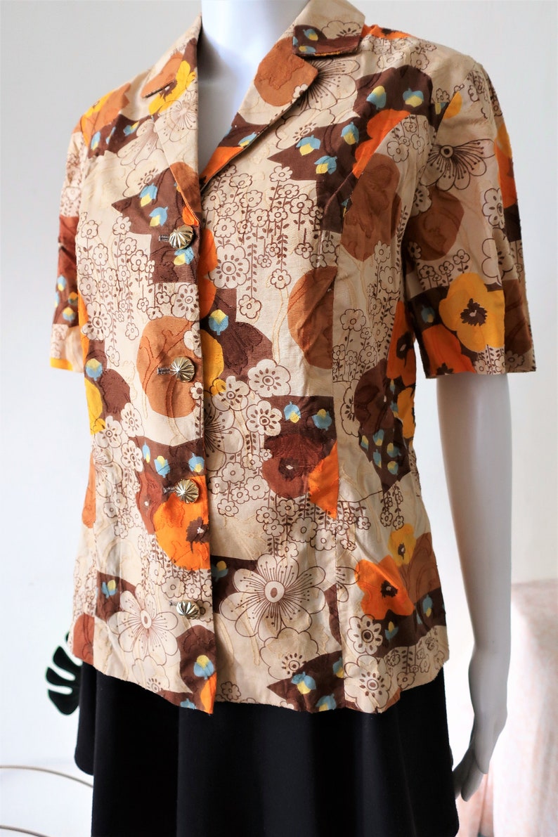 Vintage floral print blouse shirt with large golden buttons 1970s 70s