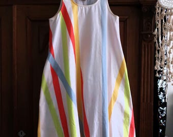 Abito estivo/grembiule vintage finlandese Fenno Sport in cotone con stampa geometrica a righe audaci, modello a trapezio, anni '70, prodotto in Finlandia.