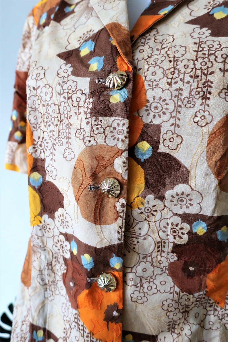 Vintage floral print blouse shirt with large golden buttons 1970s 70s