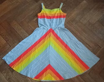 Abito estivo/grembiule vintage finlandese Fenno Sport in cotone con audaci righe arcobaleno, anni '70, prodotto in Finlandia