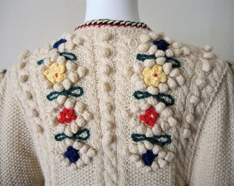 Vintage Hand Gebreid Oostenrijks Vest Crème Ivoor Wit met Bloemen Borduurwerk Folk Trachten vest trui 1970s Kleding Dameskleding Sweaters Vesten 