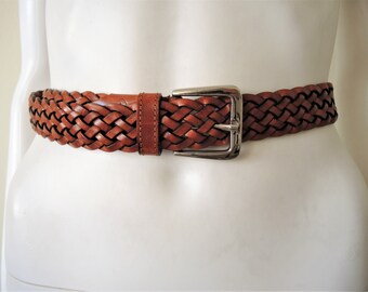 Cinturón artesanal vintage de piel trenzada marrón con hebilla de metal de latón macizo, años 80, 90 y 90, fabricado en Italia.