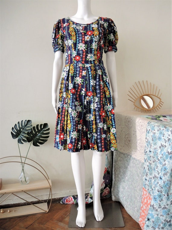 Vintage Floral Seersucker Midi Tea Dress with Puff Sleeves 1970s 70s 1980s 80s