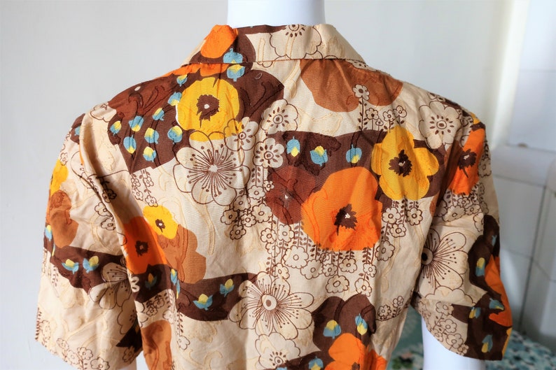 Vintage floral print blouse shirt with large golden buttons 1970s 70s