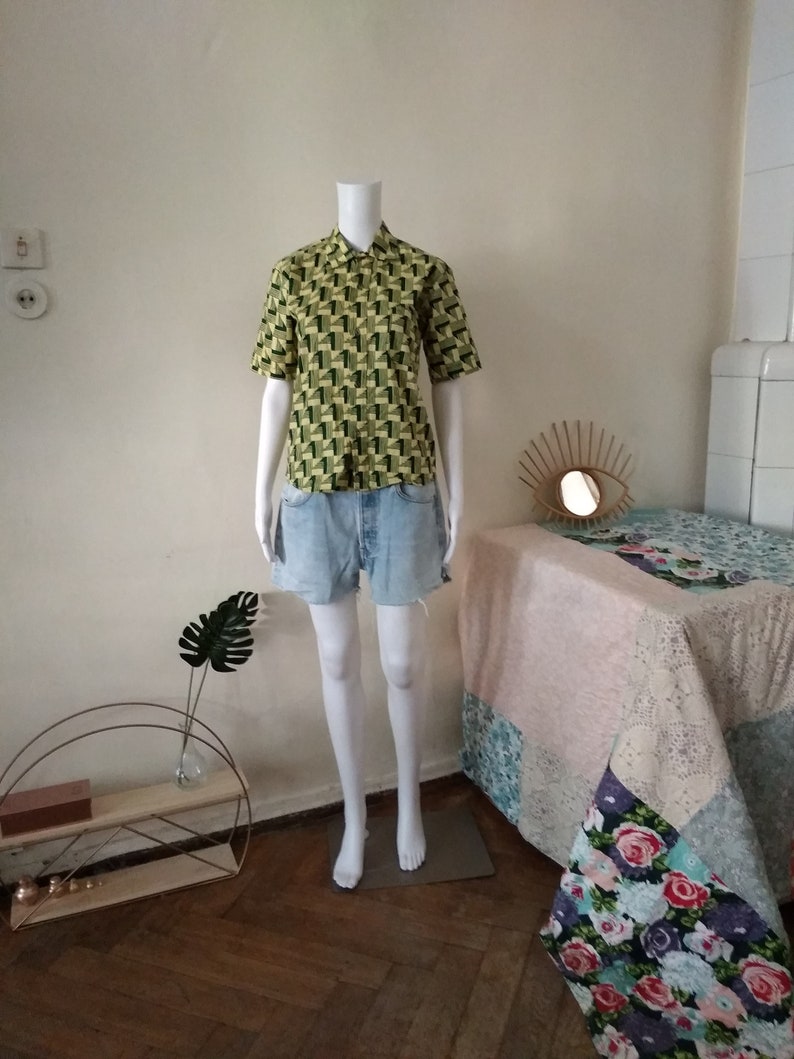 Vintage tapestry pattern print blouse short sleeve shirt 1970s 70s