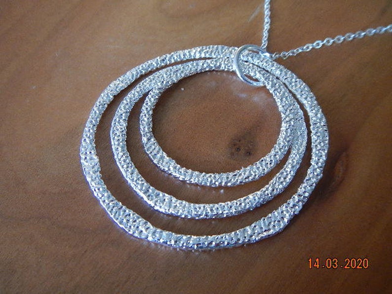 Sparkling Silver-tone Chain with Layered Pin Hammered Circle Pendants Necklace