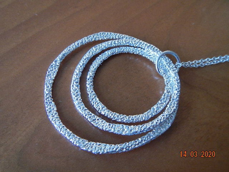 Sparkling Silver-tone Chain with Layered Pin Hammered Circle Pendants Necklace