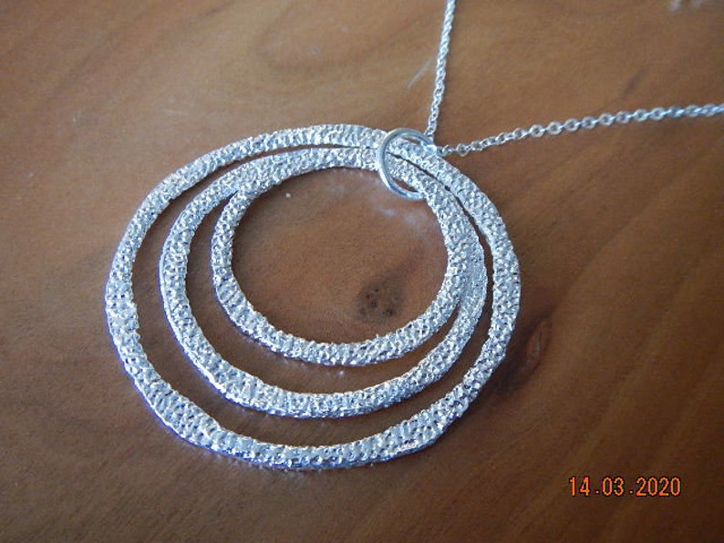 Sparkling Silver-tone Chain with Layered Pin Hammered Circle Pendants Necklace