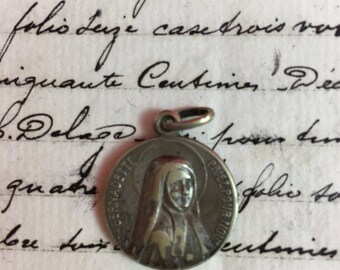 Médaillon religieux antique Français catholique médaille argentée pendentif médaillon Saint charme médaillon de Sainte Bernadette Soubirous de Lourdes