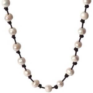 Collier en cuir et perles, bijoux en cuir et perles, cuir et perles, collier de perles noué, collier en cuir fait main, bijoux en cuir