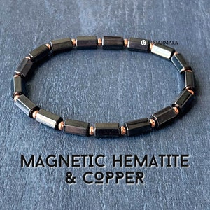 Op de afbeelding: Een zwarte hematiet en koperen armband met een magnetische sluiting. De armband is gemaakt van kleine, rechthoekige kralen.