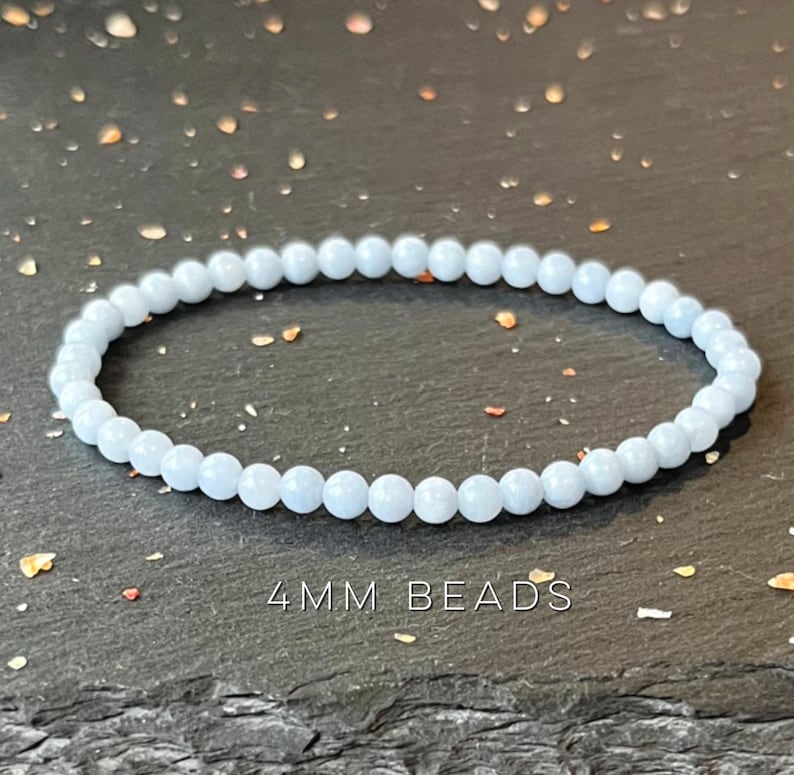 Puede incluir: Una pulsera de cuentas azul claro. La pulsera est&aacute; hecha de peque&ntilde;as cuentas redondas, de aproximadamente 4 mm de di&aacute;metro. El texto "4MM BEADS" es visible en la imagen.