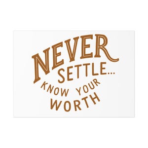 Puede incluir: Un letrero rectangular blanco con texto marrón que dice NEVER SETTLE... KNOW YOUR WORTH. La palabra NEVER está arqueada en la parte superior, mientras que KNOW YOUR WORTH está dispuesta en una línea curva debajo de la palabra SETTLE, todo en una fuente negrita sin remates.