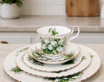Royal Albert Trillium Dinnerware Set – 22 Pieces – Trillium Floral Pattern with Gold Trim