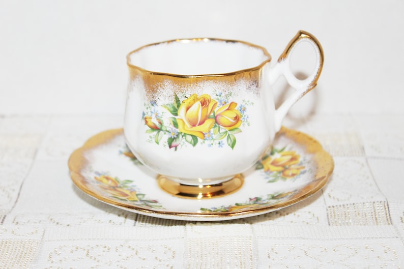 Vintage Elizabethan Teacup and Saucer Many Yellow Roses with Heavy Gold Trim Excellent Condition Yellow Rose of Texas