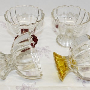 Vintage Clear Glass Dessert Cups Set of 4 Ice Cream Cups with Colored Bottoms for Dessert, Sherbet, Larger Size, Grapefruit, Scalloped Edges