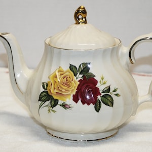 Théière vintage Sadler avec tourbillon crème et roses rouges et jaunes pour 4 tasses Excellent état.