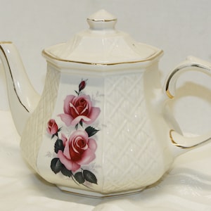 Vintage Sadler Teapot Embossed Trellis Design 3 Pink Roses Holds Almost 5 Cups Good Vintage Condition