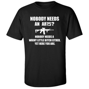AR15 なんて誰も要らない おもしろい軍用銃 黒 T シャツ、カスタム T シャツ