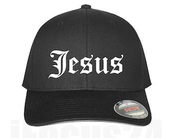 以下が含まれることがあります： 前面に白い様式化された文字で「Jesus」と書かれた黒い野球帽。帽子には湾曲したつばとFlexfitのタグが付いています。