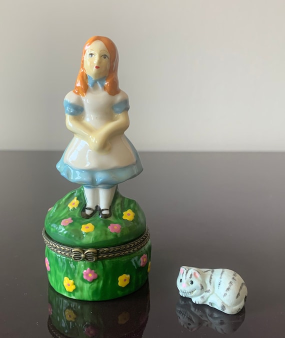 Alice in Wonderland Alice on a Hill with the Ches… - image 7